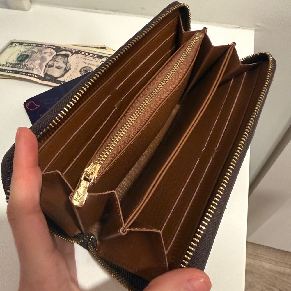 Louis Vuitton Zippy Wallet – Monogram Canvas (Authentic) - Picture 6 of 9